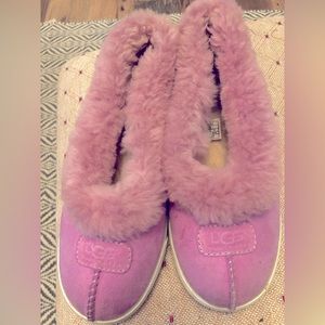 Ladies size 6 ugg shoes.
